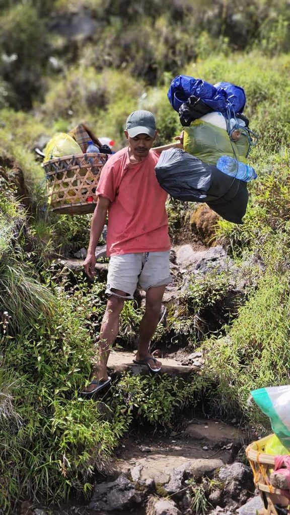 Porters in Rinjani